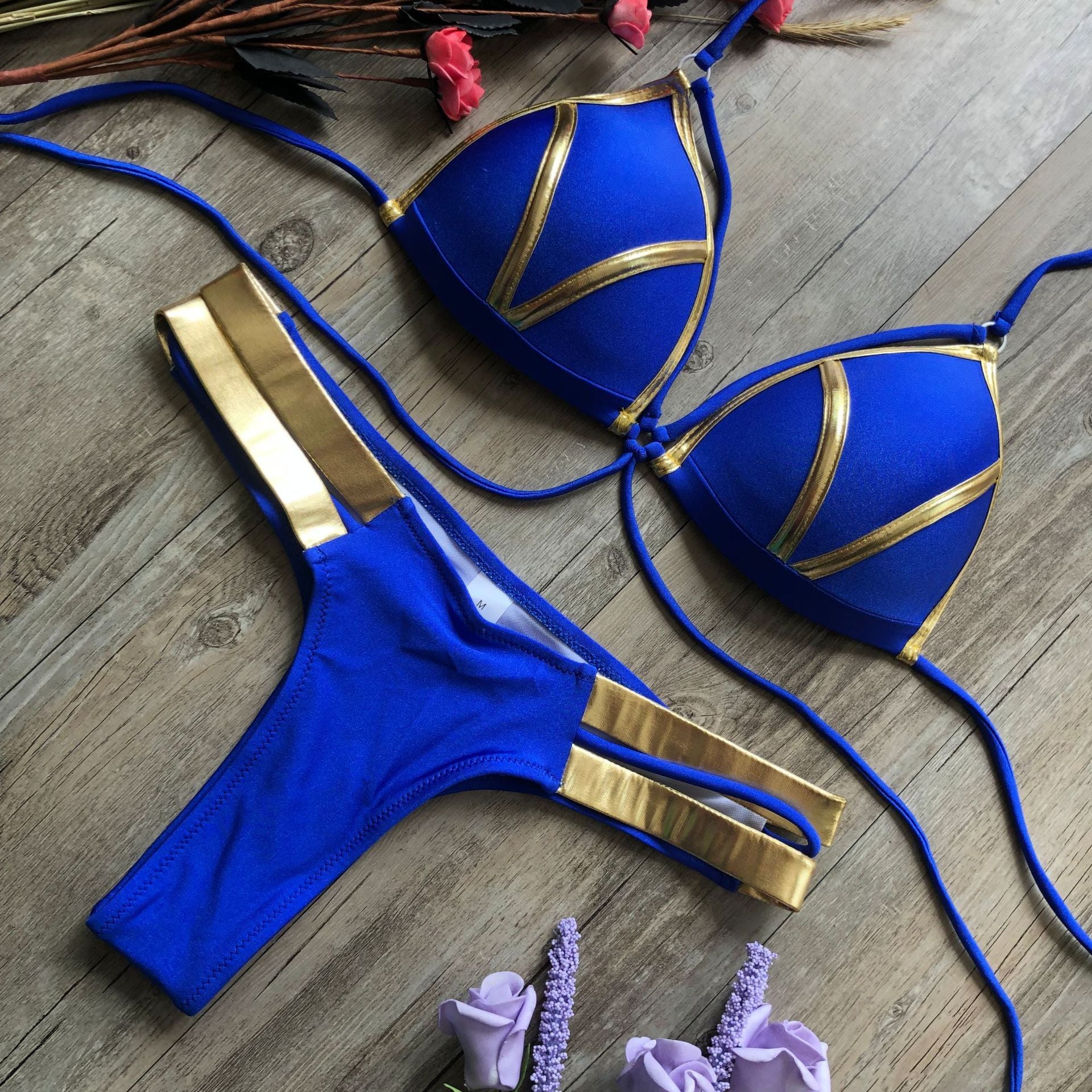 Bikini bronzant et brillant