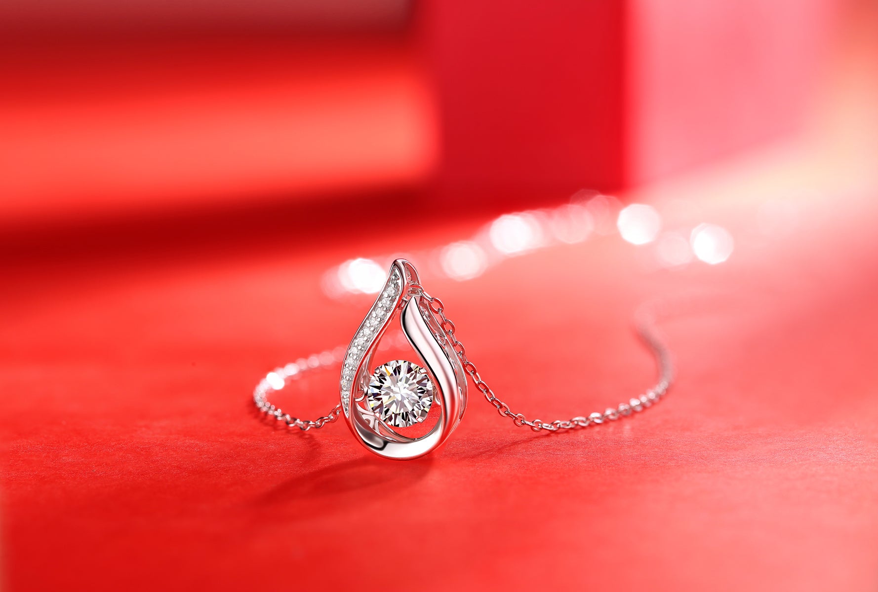 Smart Drop Diamond Pendant Necklace