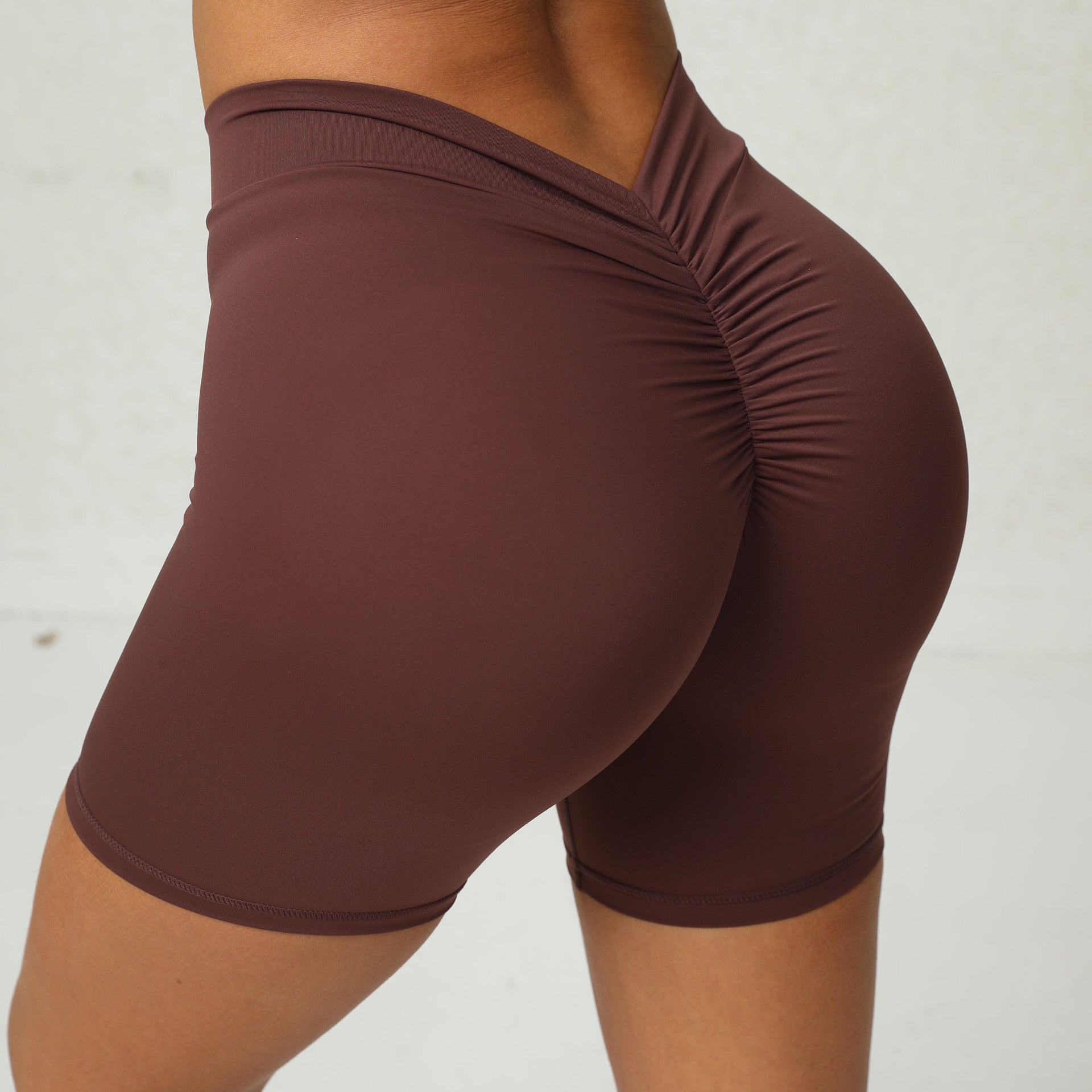 Short de yoga à taille en V profond dans le dos