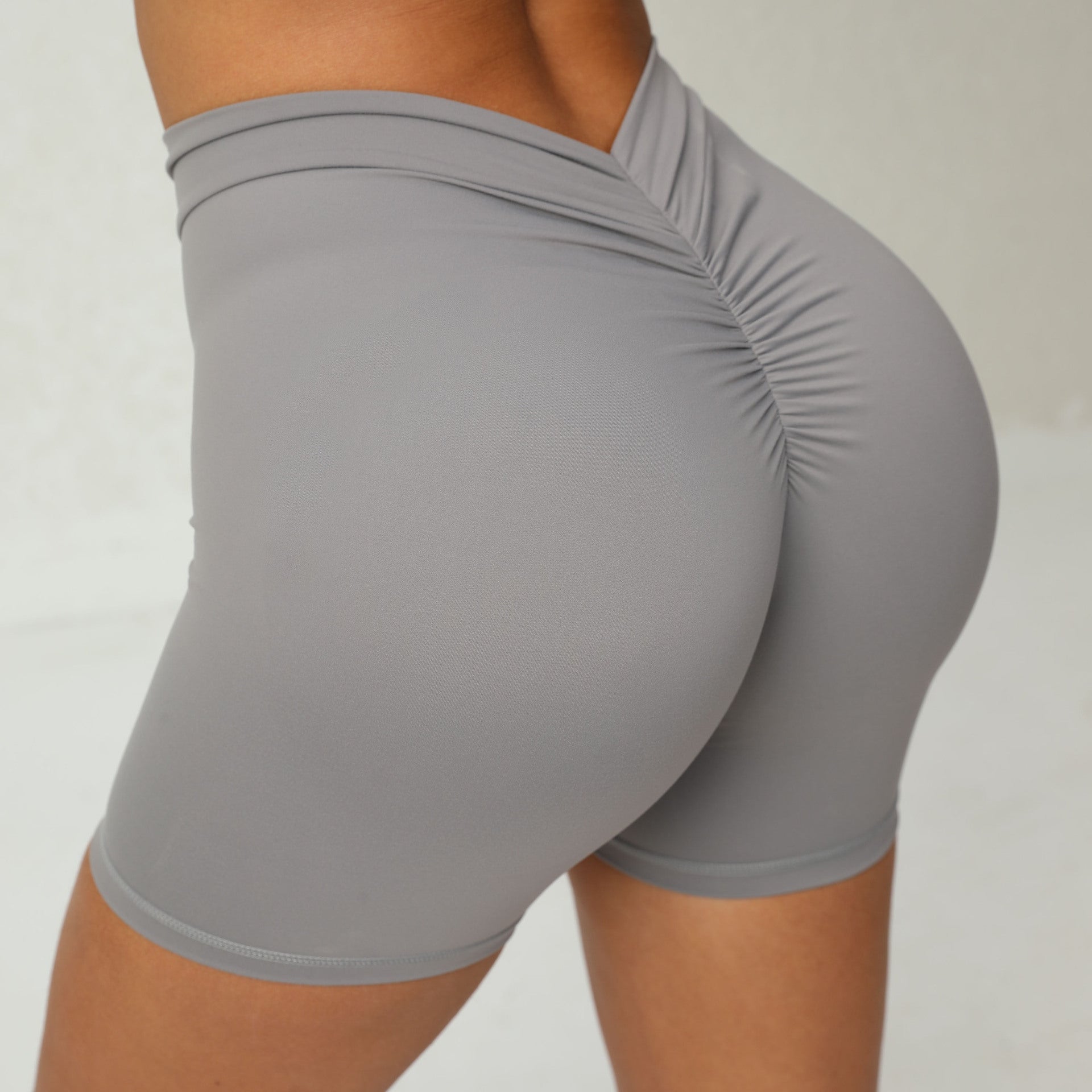 Short de yoga à taille en V profond dans le dos