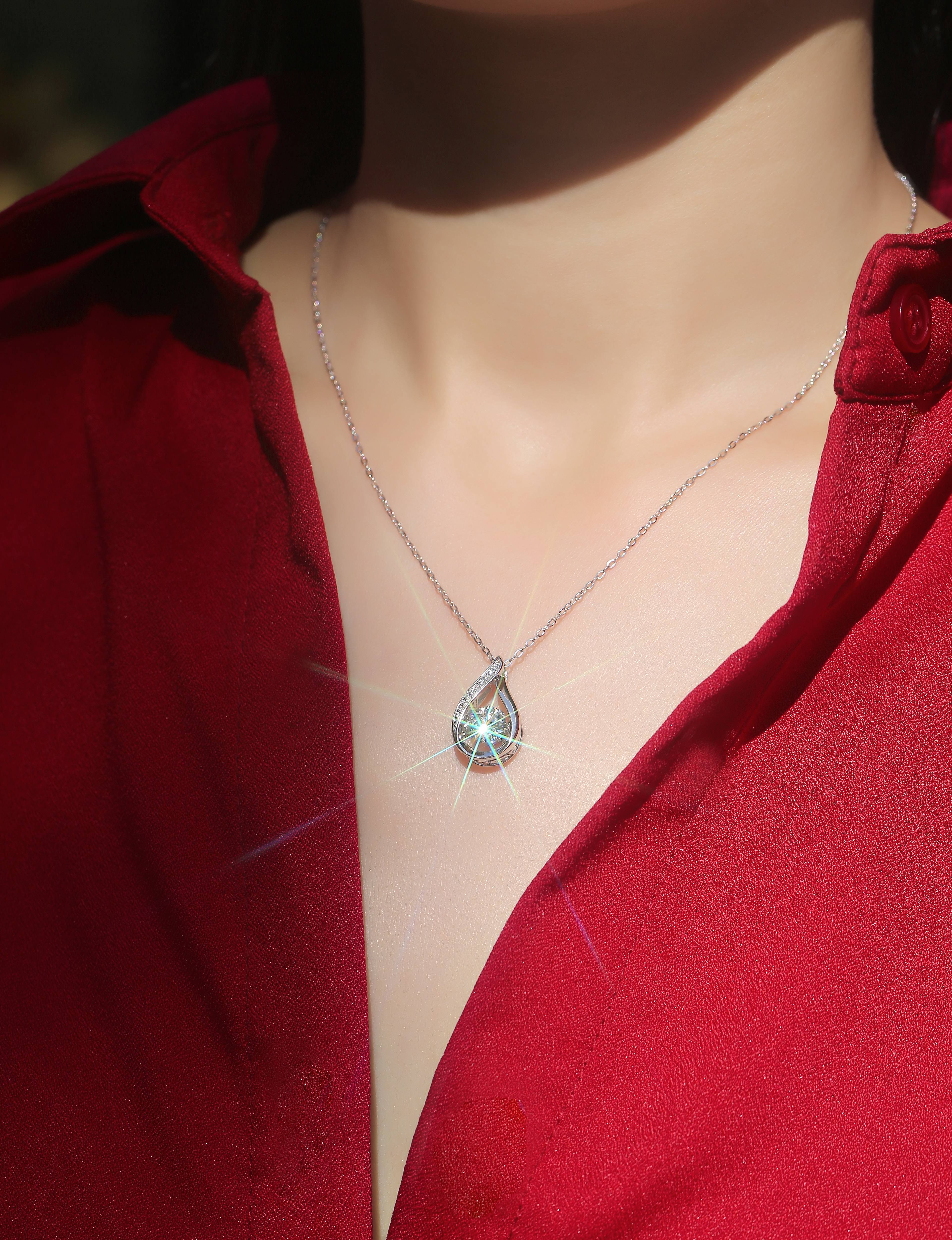 Smart Drop Diamond Pendant Necklace