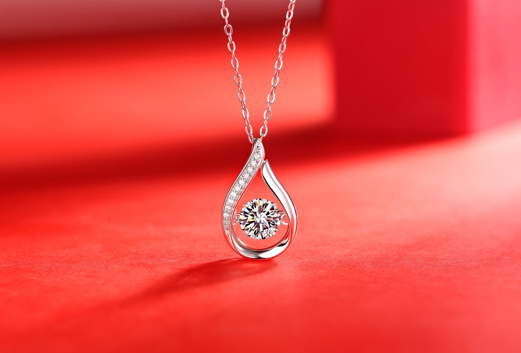 Smart Drop Diamond Pendant Necklace
